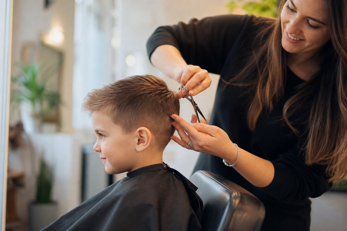 Corte de cabello para niña en el salón